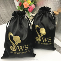 Sac de rangement pour perruque en soie noire satinée avec cordon de serrage simple et logo doré personnalisé sacs en satin pour extensions de cheveux sac à poussière d'emballage