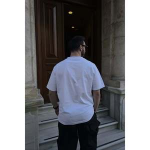 T-shirt blanc uni pour homme avec inscription « Unlimited Adventure », tissu 240 g/m², compressé et imprimé graphique - Product Image 1