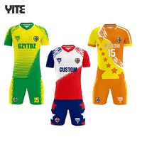 Maillots de football personnalisés en polyester à séchage rapide en gros en ligne, kits de football personnalisés pour les entraînements et les matchs d'équipe