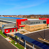 Complexe d'entrepôts commerciaux préfabriqués en structure métallique avec toit métallique bleu, base en briques et mur-rideau en verre, personnalisable, certifié CE