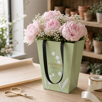 Sac cadeau personnalisé avec logo, motif fleur verte, impression muguet, ruban doré, poignée, emballage pour bouquet, fleuriste, vente au détail