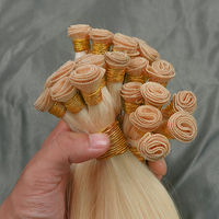 Vente en gros 100% cheveux humains vierges alignés sur des cuticules brutes Ru ssian noués à la main, extension de cheveux à trame attachée à la main avec un donneur à double tirage