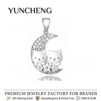 YUNCHENG Joyería de Plata Personalizada al por Mayor, Colgante de Gato Doble con Luna y Estrella de Esmalte Blanco CZ para Niños, Regalos para Niños