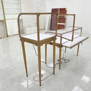 Ensemble de présentoirs à bijoux de luxe en verre incurvé avec cadre en or rose et éclairage LED, durable, pour utilisation dans les centres commerciaux - Product Image 6