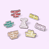Épingles en émail dur avec citations inspirantes, « Ne vous inquiétez pas, souriez au monde », en métal personnalisé pour badges, cadeaux pour femmes et hommes