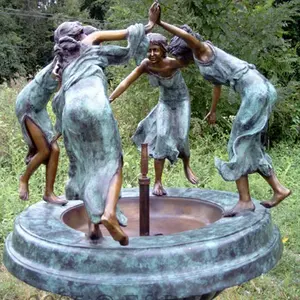 花园装饰青铜人像四个女孩雕像在户外公园玩喷泉