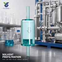 Filtre vert transparent avec flèche de débit creuse et deux extrémités tubulaires pour les tests de préfiltration de solvants et en laboratoire