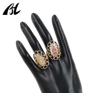 Bague en or 14 carats avec cœur de fleur de cerisier de la Vierge Marie - Bijoux en laiton chrétien à trois couleurs de la Vierge de Guadalupe - Product Image 4