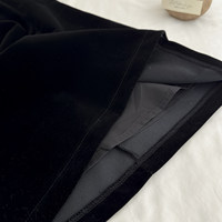 Robe en velours rayée noir et blanc de style rétro français avec col montant en dentelle, nœud et taille cintrée, jupe évasée