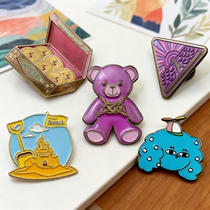 Nouvelle conception moderne, broche en émail avec chaîne dorée, vente en gros, badge personnalisé en alliage de zinc 2D pour la décoration de sacs et de vêtements - Product Image 4