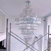 Lustre carré moderne sur mesure en cristal avec éclairage LED à télécommande et hauteur réglable, option ovale pour escalier