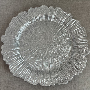 Nouvelles assiettes de présentation en plastique réutilisables de 13 pouces, de haute qualité, pour la décoration de table de mariage ou de fête. - Product Image 5