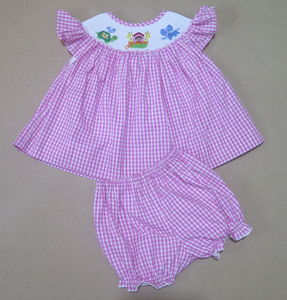 Combinaison pour bébé fille en coton premium rose à carreaux, faite à la main, avec manches bouffantes à volants et motif animalier - Product Image 3