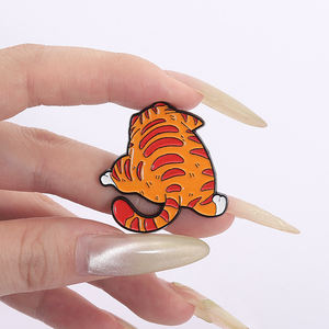 可爱猫挂在墙上珐琅别针卡通攀爬小猫胸针翻领徽章饰品礼物送给朋友 - Product Image 4