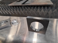 Machine de découpe laser à fibre CNC 3000W, refroidissement par eau, moteur à entraînement Yaskawa 3 axes, système de contrôle Cypcut pour la découpe de plaques métalliques