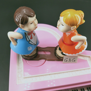 Carillon Musicale a Forma di Bacio per Bambini in Plastica - Product Image 1