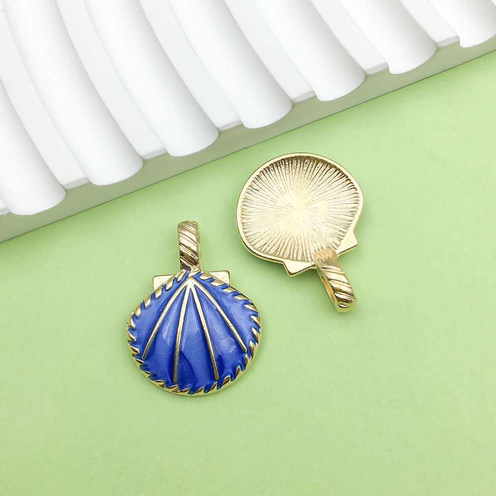 One large, oil-dripping blue seashell, 20*26mm, weighing 3g (12031).