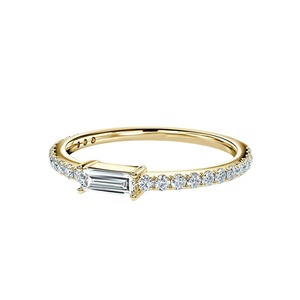 Bague de fiançailles et de mariage pour femme en or blanc 18 carats avec diamant de laboratoire taille émeraude à quatre griffes et bande de diamants émeraude de 0,5 ct - Product Image 5