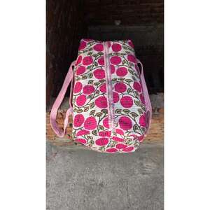 Bolsa de Viaje Acolchada de Algodón Hecha a Mano con Estampado Tradicional, Elegante, Ligera, Duradera y Espaciosa - Product Image 2