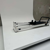 Reformer Pilates en aluminium blanc, série Queen Studio 2.0 A2 Collab, avec cadre de couleur personnalisable, compact et facilement déplaçable