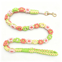 Laisse pour chien en corde de coton de couleur dopamine, tressée avec des accents floraux tridimensionnels ; la taille, la couleur et le style peuvent tous être personnalisés