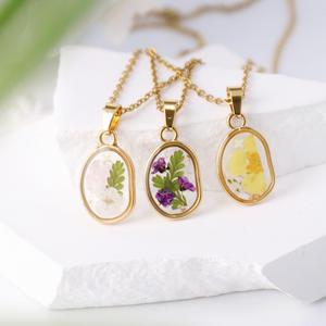 SongYi Gold Edelstahl Blume Trendy unregelmäßige Form getrocknet gepresst Design Anhänger Halskette - Product Image 3