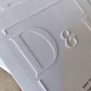 Invito Minimalista con Monogramma in Rilievo Personalizzato, Salvadatelaio in Carta Cotone 250-600g, Invito Matrimoniale - Product Image 5