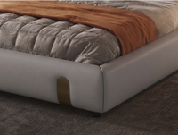 Lit en cuir de vachette de qualité supérieure au design minimaliste italien, avec structure en bois de sapin et en acier, garnissage en éponge haute résilience