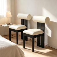 Chaise à dossier solide en bois d'hévéa avec cadre sculptural noir mat et assise crème – Fournisseur de mobilier contractuel en gros