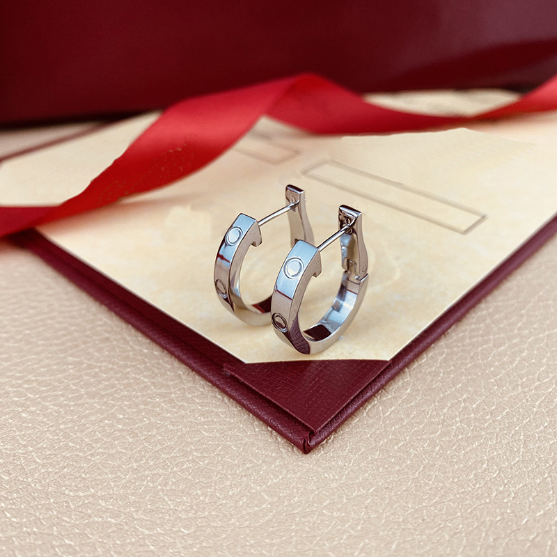 Pendientes Kaga nuevos, de plata y sin diamantes.