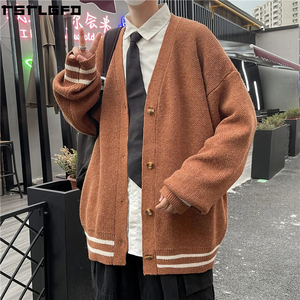 Gilet en tricot boutonné OEM/ODM pour hommes, gris clair, col en V, rayures contrastées, style streetwear, fabricants de pulls pour hommes en gros - Product Image 6