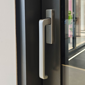 Porte coulissante minimaliste Deioux avec cadre en aluminium et double vitrage pour terrasse extérieure – Prix de gros direct usine - Product Image 6