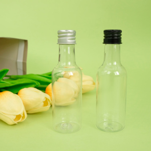 Mini bouteille de <span class=keywords><strong>liqueur</strong></span> PET vide en plastique de 30ml 50ml 250ml personnalisée petite bouteille de boisson de jus de fruit avec bouchon en aluminium - Product Image 1