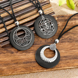 Collier long vintage style bohème multicouche avec pendentif pour femme, bijou en argent vintage avec papillon rond noir - Product Image 4