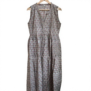 Robe longue en coton gris rose imprimée sans manches avec col en V, taille froncée, coupe décontractée, style décontracté pour l'été, tenue quotidienne féminine - Product Image 1