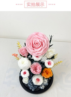 Fleurs roses conservées avec dôme en verre pour les occasions festives comme l'anniversaire de Noël et la fête des mères