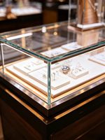 Vitrine à bijoux incurvée avec éclairage LED, vitrine de luxe sur mesure pour les bijouteries