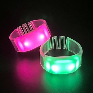 สายรัดข้อมือเรืองแสง PVC สำหรับคริสต์มาส ฮาโลวีน ของตกแต่ง 4 หลอด LED รีโมทคอนโทรล 433Mhz สำหรับคอนเสิร์ต งานเทศกาล งานปาร์ตี้ - Product Image 1