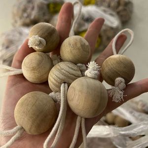 Bola de madera de alcanfor redonda de 3.5 cm con cuerda para repelente de insectos en armarios y ropa - Product Image 6