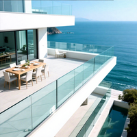 Système de balustrade en verre trempé sans cadre HDSAFE pour villa contemporaine, avec profilé en U en aluminium pour terrasse, escalier et balcon