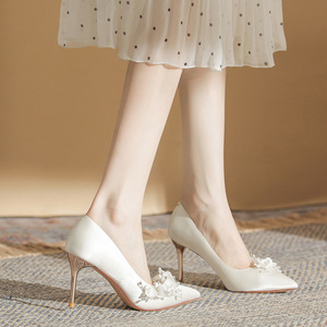 Chaussures de mariage en soie blanche avec appliques florales, talons hauts pour banquet de mariage 6681-27 - Product Image 4