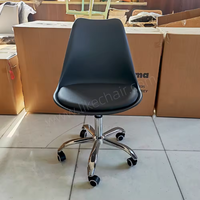 Chaise de bureau contemporaine pivotante et réglable avec siège en plastique, coussin en PU et roulettes