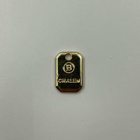 Ciondoli in metallo personalizzati ecologici con logo in oro e argento a rilievo, piccoli pendenti ottagonali con nome del marchio per abbigliamento, borse e accessori da cucito