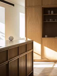 Muebles de Despensa de Lujo de Madera y Aluminio para Cocina, Diseño de Cascada Personalizado, Gabinete de Cocina Importado con Isla - Product Image 3