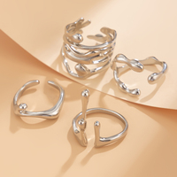 Ensemble de 4 bagues en métal liquide irrégulières pour femmes, bagues empilables tendance, accessoires pour les doigts, bijoux de mode