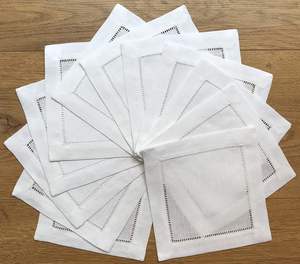 ผ้าเช็ดปากผ้าฝ้ายสีขาวเย็บมือขนาด 6 นิ้ว สำหรับงานแต่งงาน งานเลี้ยงค็อกเทล ใช้แล้วทิ้ง เป็นมิตรกับสิ่งแวดล้อม ขายส่ง OEM - Product Image 1