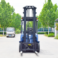 Elektrikli Forkliftler, 2 ton, 3 ton, 3,5 ton ve 4 ton modelleri dahil, sırası sıra olarak 3m, 4m, 5m ve 6m kaldırma yükseklikleriyle.