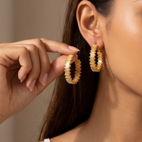 Accessoires: Elegante und luxuriöse unregelmäßige C-förmige Design-Ohrringe, vielseitig und hochwertig, elegante Ohrstecker.