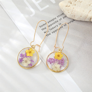 Pendientes redondos de resina con flores secas estilo bohemio vintage para mujer, pendientes colgantes creativos y coloridos con flores preservadas eternas, minimalistas - Product Image 2