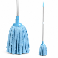 Mopa de microfibra de dos secciones con mango de acero inoxidable desmontable, borde ondulado de color blanco, hebras de alta absorción y lazo para colgar.